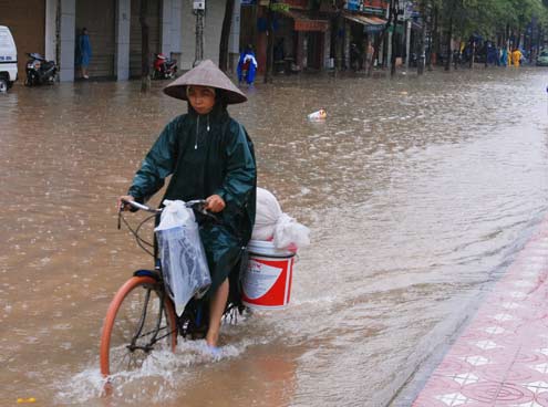 Mưa to có thể gây ngập một số tuyến phố ở Hà Nội. Ảnh minh họa.